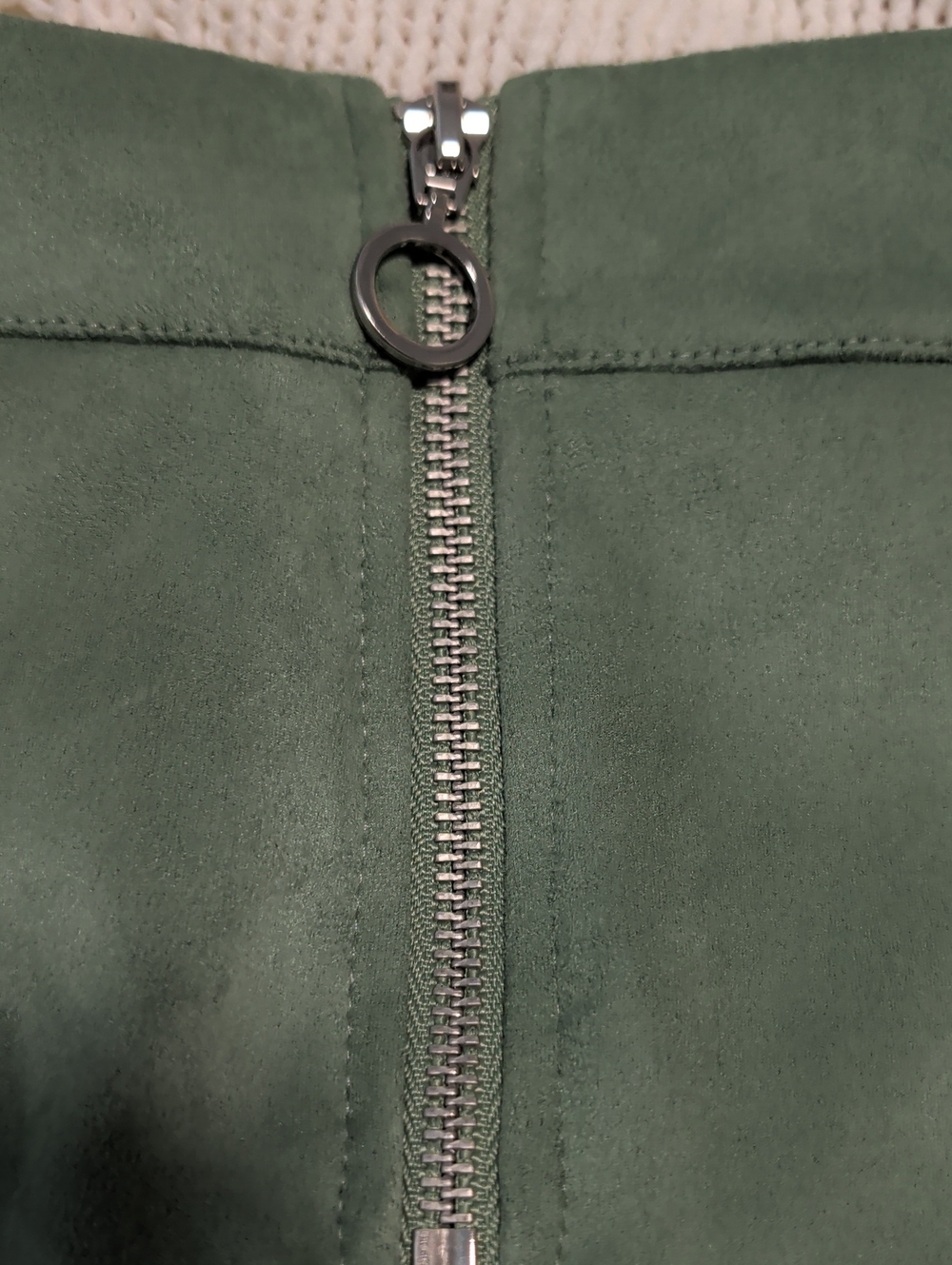 Vero Moda- Size XXL Sage Green Suede-Look Mini Skirt Silver Zipper Back NWT - Picture 4 of 8
